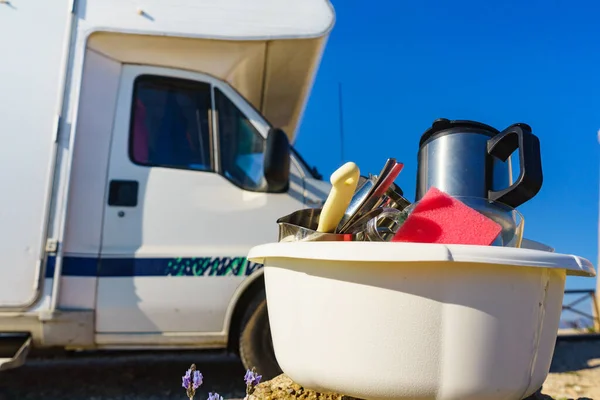 Bowl Vol Met Vuile Borden Buiten Tegen Camper Voertuig Afspoelen — Stockfoto