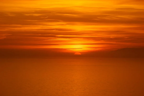 Puesta Sol Sobre Mar Sol Hundiéndose Bajo Horizonte — Foto de Stock