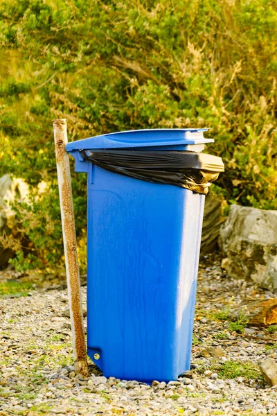 Cubo Basura Industrial Grande Con Bolsa Plástico Aire Libre Naturaleza —  Fotos de Stock