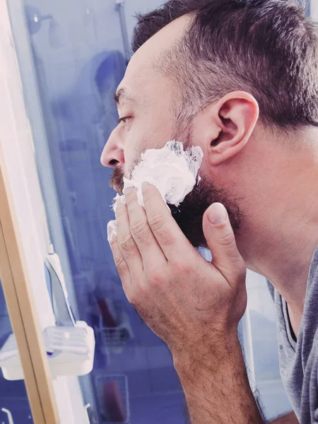 Mann Bereitet Seine Gesichtsbehaarung Vor Bevor Seinen Bart Schneidet Indem — Stockfoto