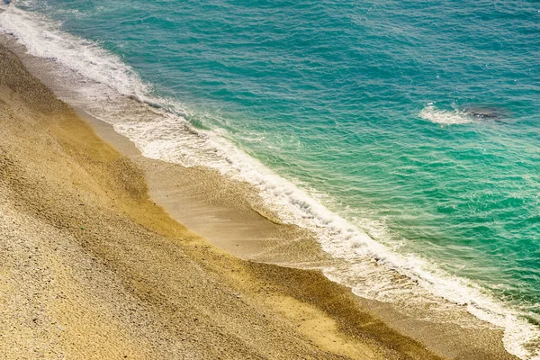 Praia Areia Costa Mar Com Ondas Salpicantes — Fotografia de Stock
