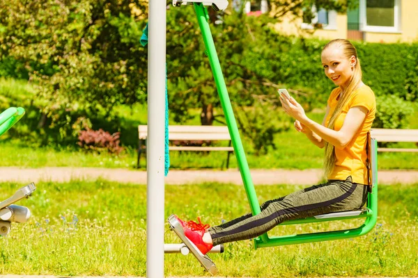 Mujer Joven Haciendo Ejercicio Gimnasio Aire Libre Chica Sosteniendo Teléfono — Foto de Stock