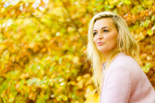 Blondine Vrouw Ontspannen Herfst Park Zonnige Dag — Stockfoto