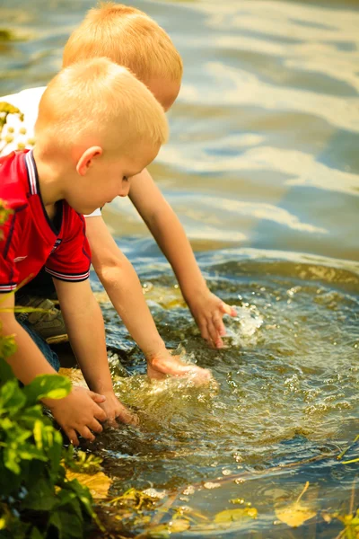 男の子が手を洗う屋外水と一緒に遊んで遊んで — ストック写真