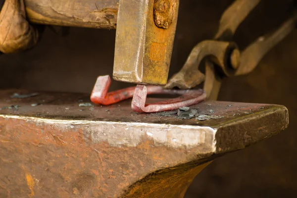 Hammering glowing steel - to strike while the iron is hot. — Stock Photo, Image