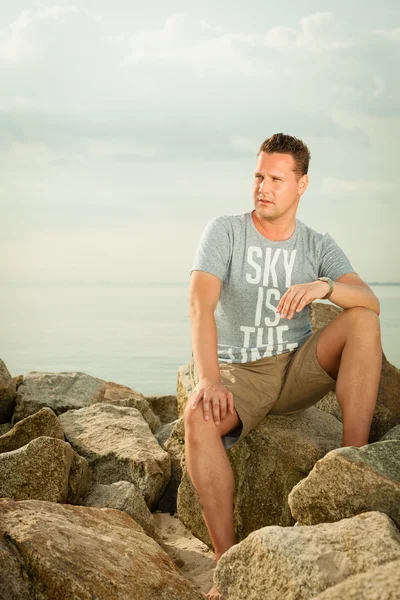 Plajdaki yakışıklı adamın moda portresi. — Stok fotoğraf