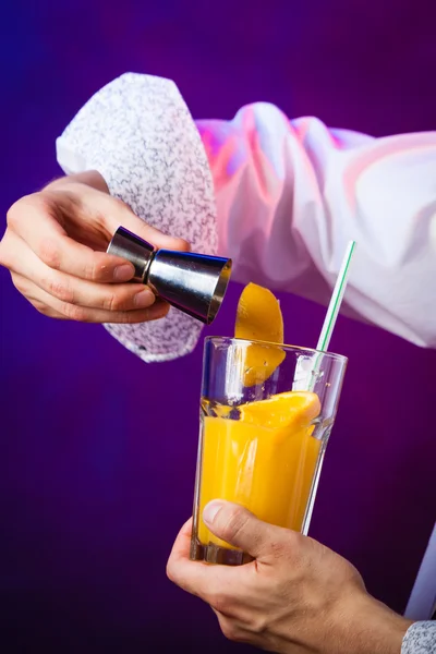 Jongeman barman bereidt alcohol cocktail drankje — Stockfoto