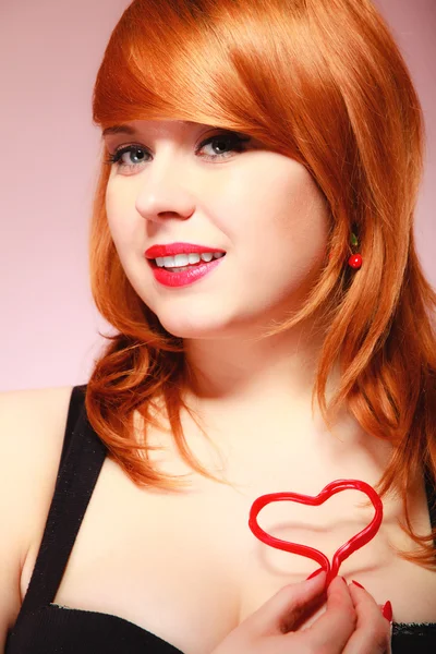 Chica sosteniendo el símbolo de amor de San Valentín corazón rojo. Día de San Valentín. — Foto de Stock