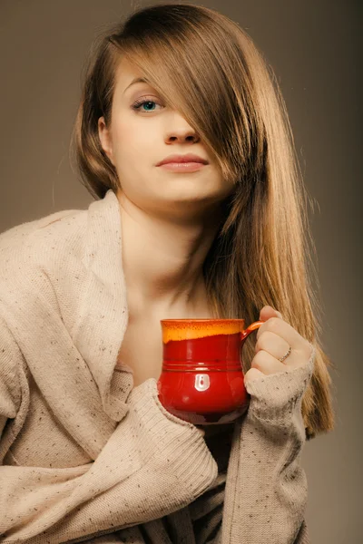 Dryckesvaror. Flicka hålla kopp mugg med varm dryck te eller kaffe — Stockfoto