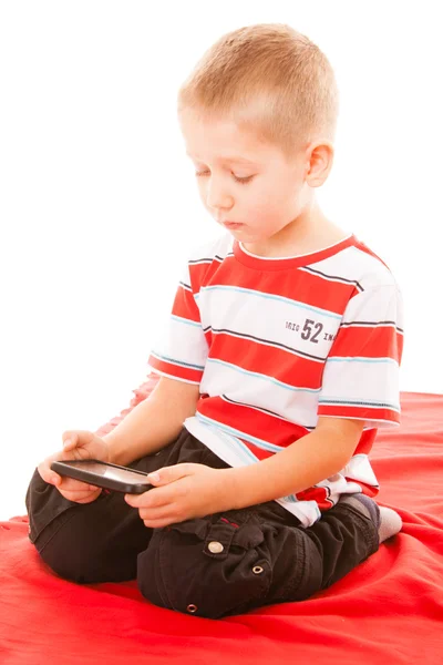 Menino jogando jogos no smartphone — Fotografia de Stock