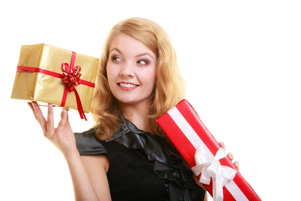 Le vacanze amano il concetto di felicità - ragazza con scatole regalo — Foto Stock