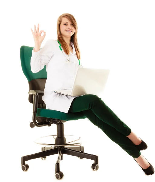 Médico. Mujer médico trabajando en computadora portátil — Foto de Stock