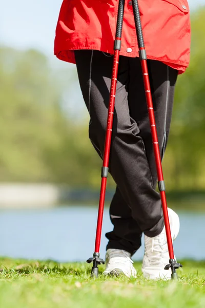 Nordic walking. Weibliche Beine beim Wandern im Park. — Stockfoto