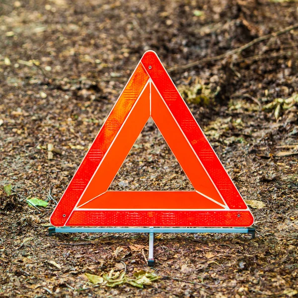 Araba arızası. Yolda kırmızı uyarı üçgeni işareti — Stok fotoğraf