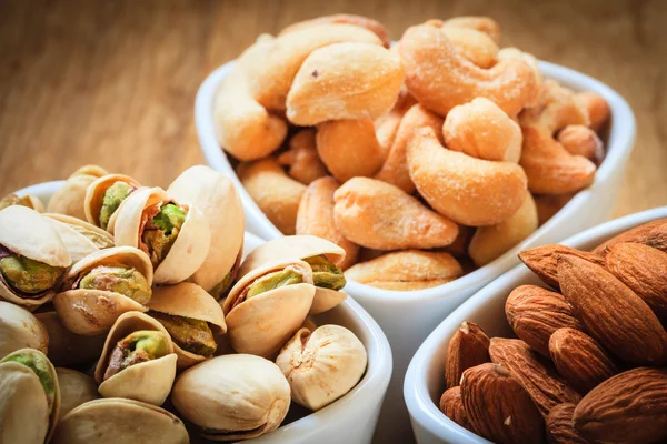 Variedades de frutos secos: anacardo, pistacho, almendra. —  Fotos de Stock