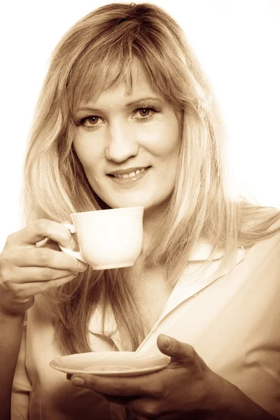 Reife Frau trinkt Tee oder Kaffee.. — Stockfoto