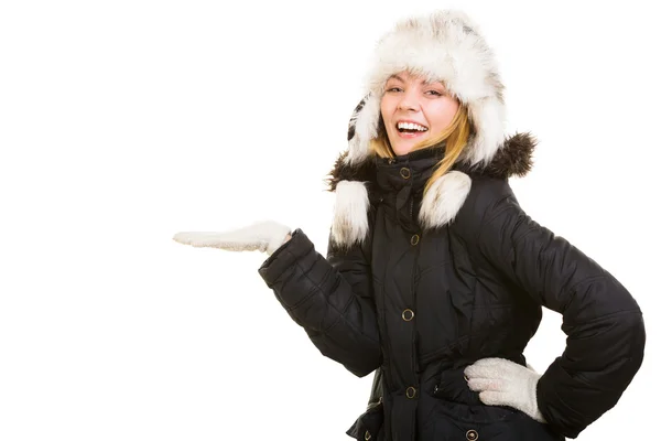 Vacanze invernali. Ragazza allegra in vestiti caldi . — Foto Stock