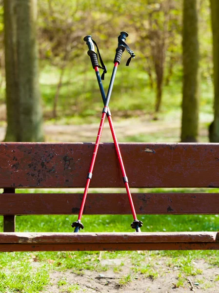 Sprzęt do nordic walkingu na ławce w parku. — Zdjęcie stockowe