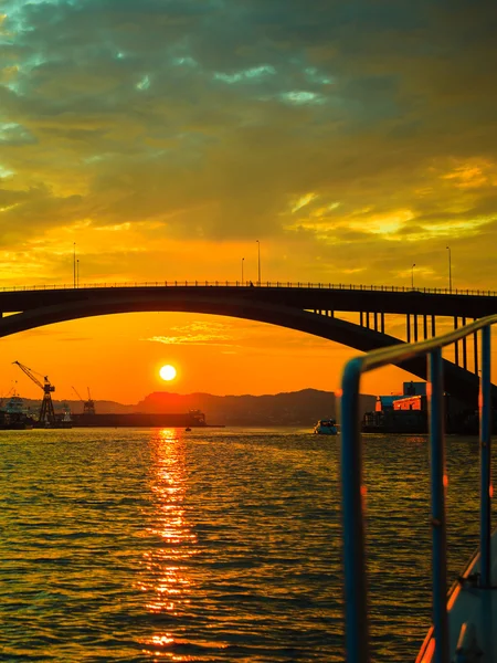 Puesta de sol sobre puente colgante en Bergen, Noruega — Foto de Stock