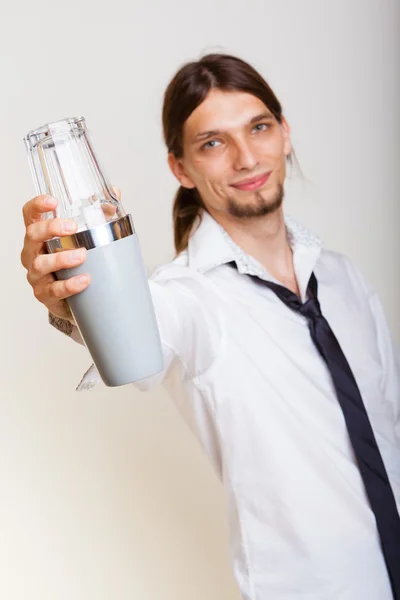 Jeune homme avec shaker faire boisson cocktail — Photo