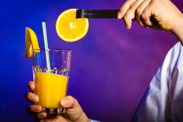 Jeune homme barman préparant boisson cocktail alcool — Photo