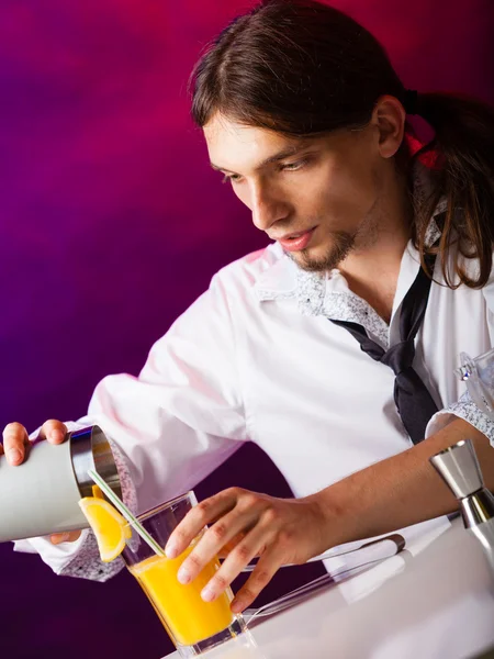 Jeune homme barman préparant boisson cocktail alcool — Photo