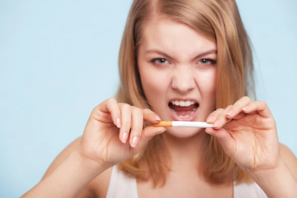 Adicción. Chica rompiendo cigarrillos. Deja de fumar. . —  Fotos de Stock