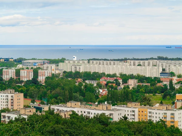 Luchtfoto uitzicht vanaf de toren van district gdansk gebouwen en zee. — Stockfoto