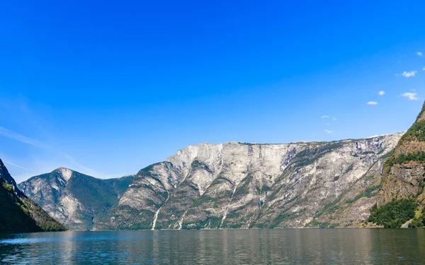 Turismo y viajes. Montañas y fiordo en Noruega . —  Fotos de Stock