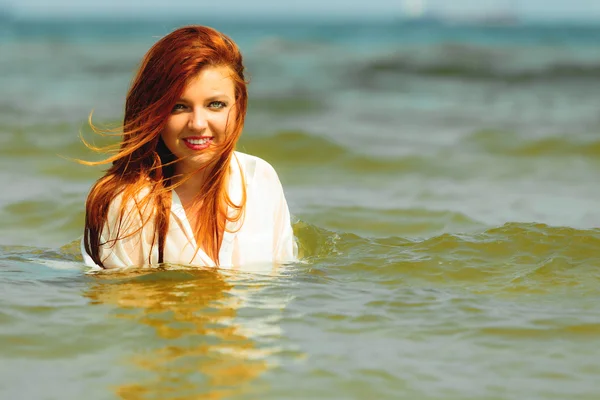 Férias. Menina na água se divertindo no mar . — Fotografia de Stock