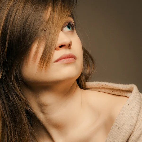 Retrato de menina bonita com cabelo franja olho coberto — Fotografia de Stock