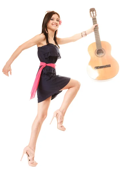 Miłośniczka muzyki, letnia dziewczyna z odizolowaną gitarą — Zdjęcie stockowe