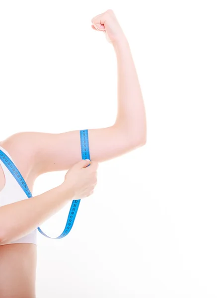 Dieta. fitness kobieta pasuje dziewczyna z środka taśmy pomiarowe jej biceps — Zdjęcie stockowe