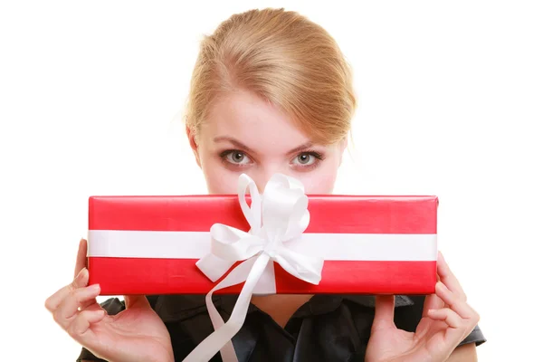 Vacaciones amor concepto de felicidad - chica con caja de regalo — Foto de Stock