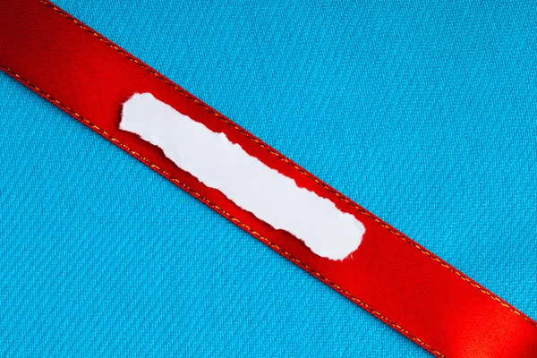 Doek achtergrond van stuk scrap papier lege kopie ruimte rood lint blauw — Stockfoto