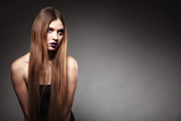Грустная несчастная девушка молодая женщина с длинными волосами и творческим макияжем — стоковое фото