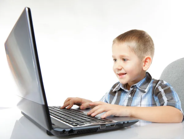 Adicción a la computadora niño con portátil portátil —  Fotos de Stock