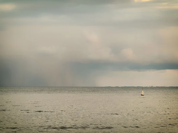 Cloudy overcast sky above a surface of the sea — Stock Photo, Image