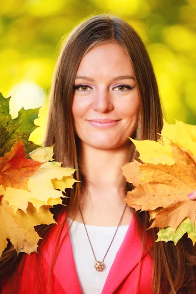 Stagione autunnale. Ritratto ragazza donna che tiene foglie autunnali nel parco — Foto Stock