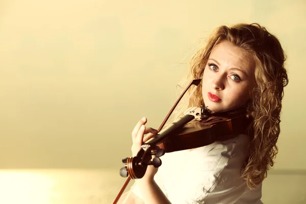 La fille blonde avec un violon en plein air — Photo
