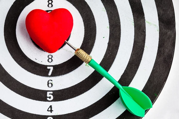 Svart vita mål med dart i hjärtat love symbol som bullseye — Stockfoto
