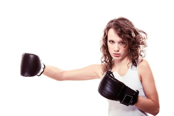 Boxeadora deportiva con guantes negros. Fitness chica entrenamiento patada boxeo —  Fotos de Stock