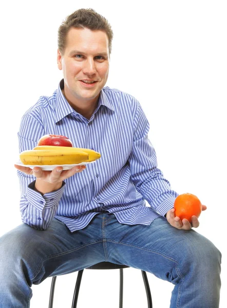 Jeune homme avec des fruits alimentation saine isolé — Photo