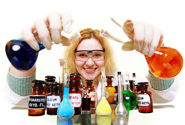 Mujer química con frasco de cristalería química aislado — Foto de Stock