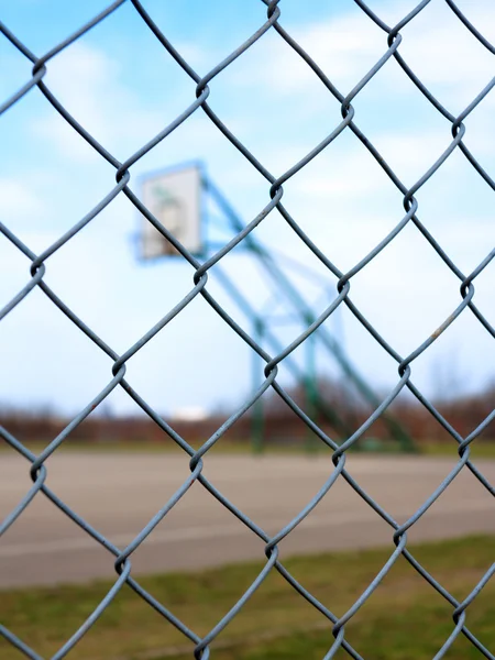 Metallnät med oskärpa basket domstolen bakgrund — Stockfoto