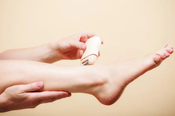 Woman shaving leg with shaver depilation body care — Stock Photo, Image