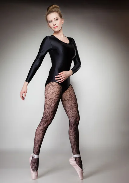 Nowoczesne kobiety balet tancerz pełnej długości na szaro — Zdjęcie stockowe
