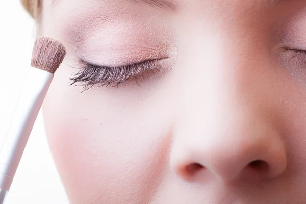 Parte de la cara maquillaje de ojos femeninos aplicando con cepillo — Foto de Stock