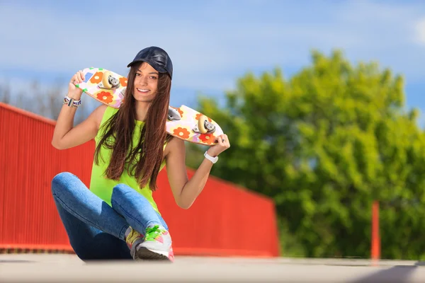Καλοκαιρινό άθλημα. δροσερό κορίτσι σκέιτερ με skateboard — Φωτογραφία Αρχείου