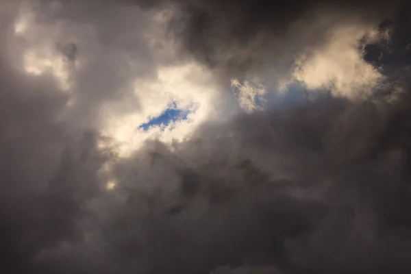 Dark stormy clouds covering the sky as nature background. — Stock Photo, Image